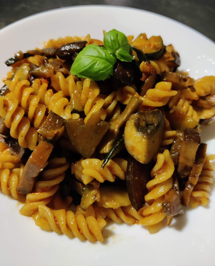 Close-up picture of Fusilli pasta with vegetables and basil