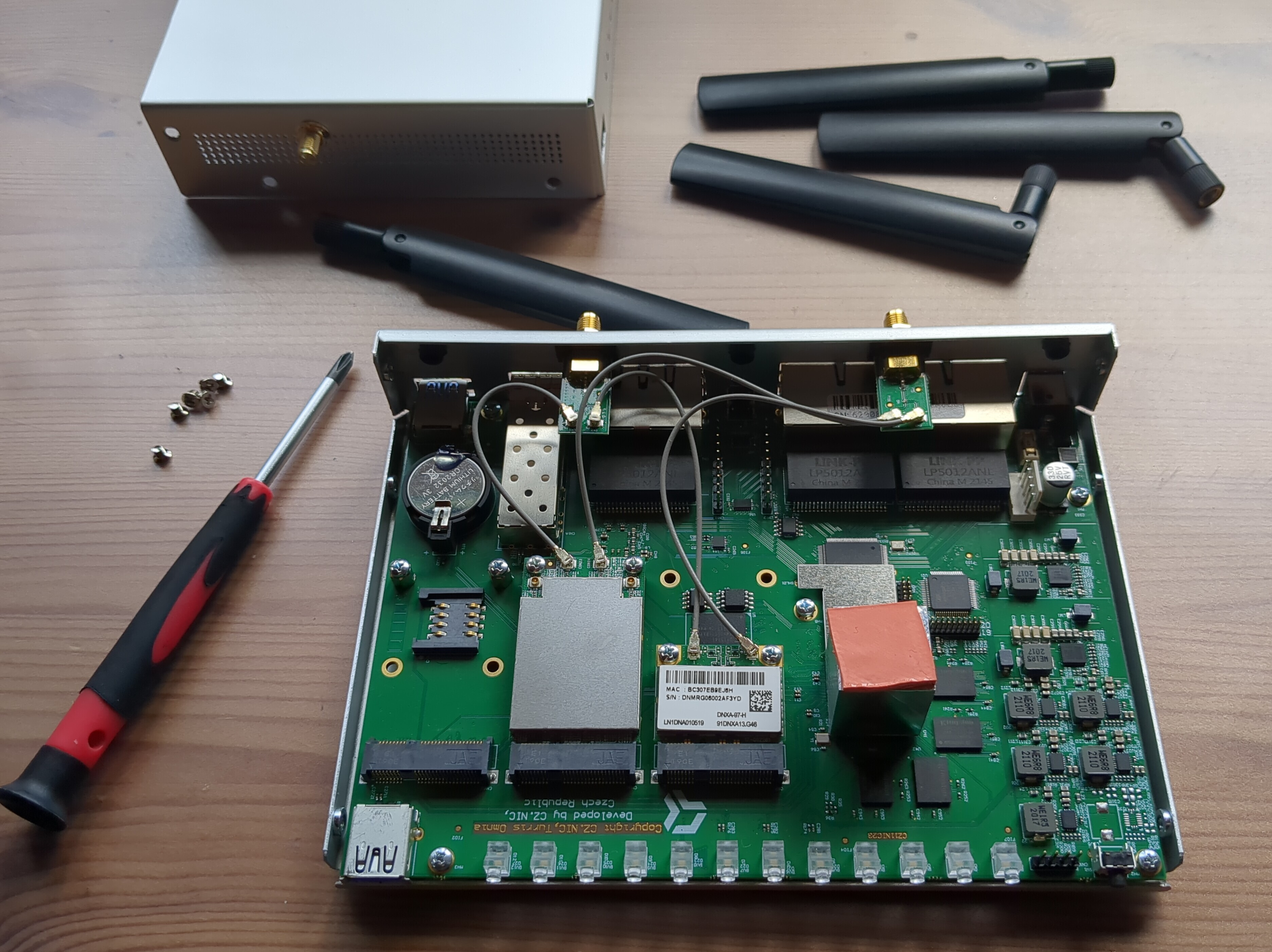 Picture of a disassembled Omnia Router