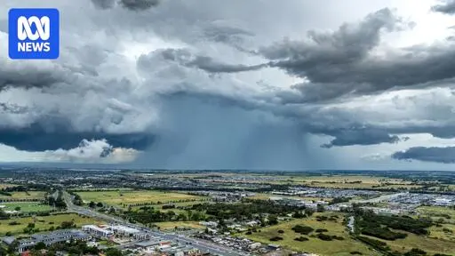 Flash flood risk from tropics to Tasmania as storms bring potential 100mm deluge to eastern Australia